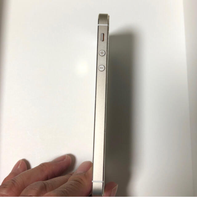 Apple(アップル)の中古 iPhone 5s Gold 32 GB docomo スマホ/家電/カメラのスマートフォン/携帯電話(スマートフォン本体)の商品写真