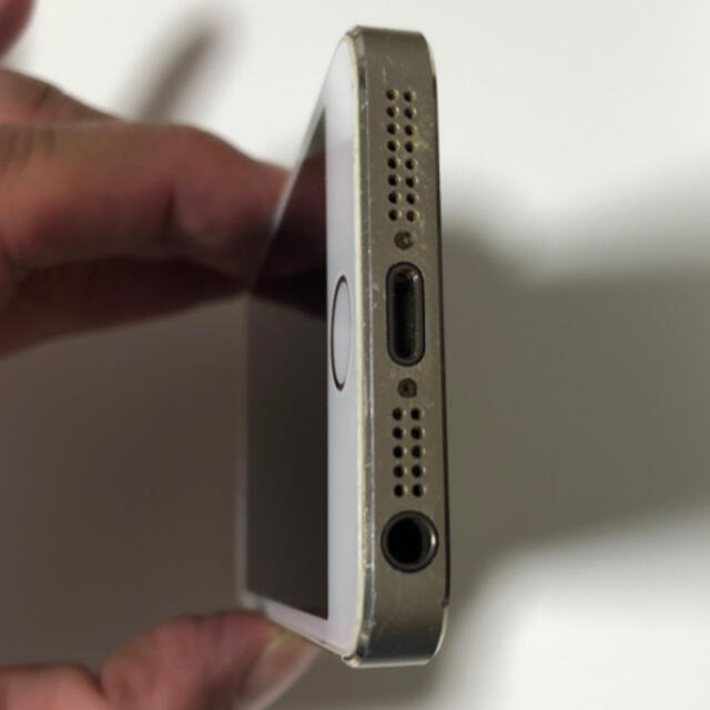 Apple(アップル)の中古 iPhone 5s Gold 32 GB docomo スマホ/家電/カメラのスマートフォン/携帯電話(スマートフォン本体)の商品写真