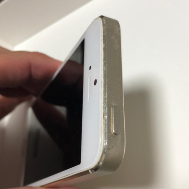 Apple(アップル)の中古 iPhone 5s Gold 32 GB docomo スマホ/家電/カメラのスマートフォン/携帯電話(スマートフォン本体)の商品写真