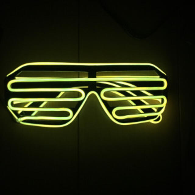 新品♪即購入OK♪3段階LEDサングラス（イエロー）♬インスタ・SNS・記念撮影 エンタメ/ホビーのコスプレ(小道具)の商品写真