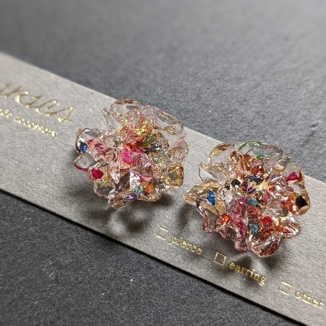 グラスカーネーションピアス、イヤリング★レジンアクセサリー★お花ピアス ハンドメイドのアクセサリー(ピアス)の商品写真