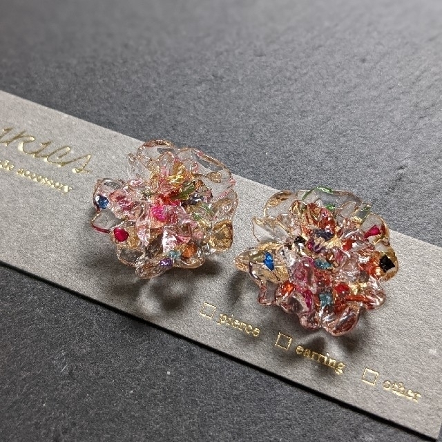 グラスカーネーションピアス、イヤリング★レジンアクセサリー★お花ピアス ハンドメイドのアクセサリー(ピアス)の商品写真