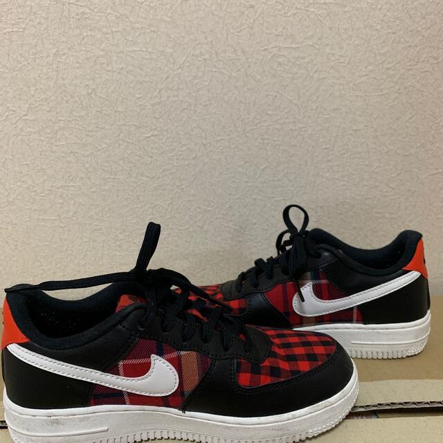 NIKE(ナイキ)のNIKE FORCE1 キッズスニーカー キッズ/ベビー/マタニティのキッズ靴/シューズ(15cm~)(スニーカー)の商品写真