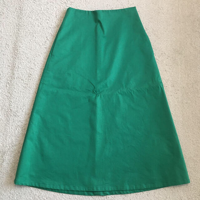 IENA(イエナ)のイエナ IENA コンパクトサテントラペーズスカート グリーン 38 レディースのスカート(ロングスカート)の商品写真