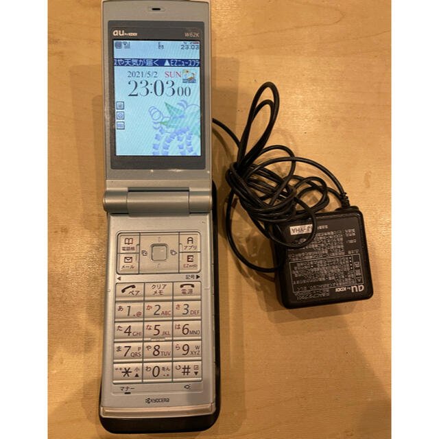 京セラ(キョウセラ)のガラケー本体＋充電器　W62K スマホ/家電/カメラのスマートフォン/携帯電話(携帯電話本体)の商品写真