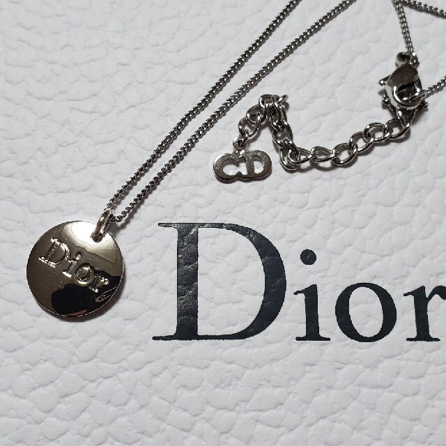 Dior(ディオール)のディオール ロゴプレートネックレス シルバー レディースのアクセサリー(ネックレス)の商品写真