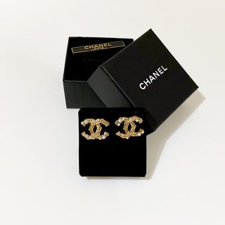 シャネル(CHANEL)のCHANEL シャネル ロゴピアス ゴールド パール(ピアス)