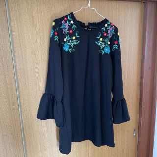 ザラ(ZARA)のZARA 刺繍　ワンピース　花柄(ひざ丈ワンピース)