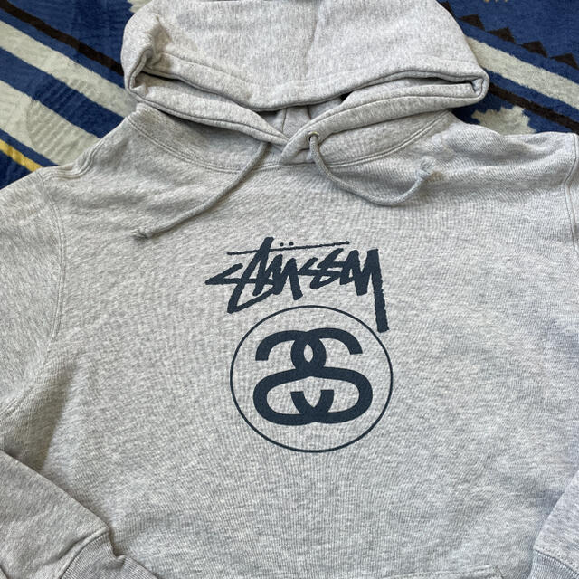 STUSSY(ステューシー)の美品stussyロゴパーカーグレーSsize レディースのトップス(パーカー)の商品写真