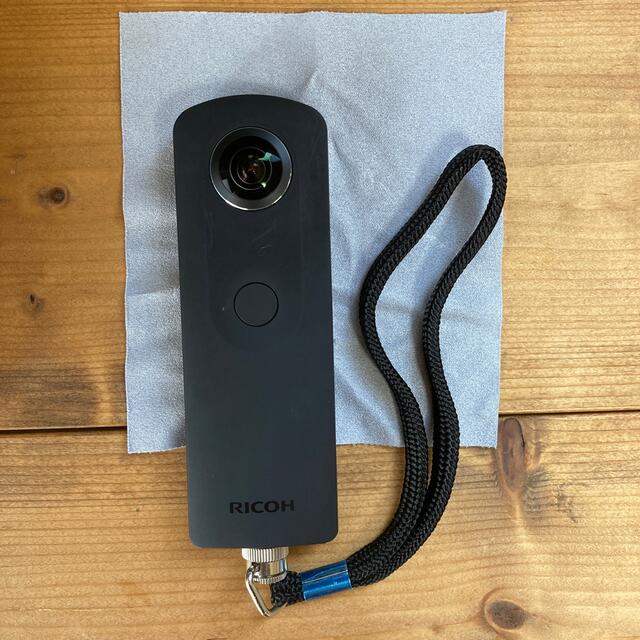 RICOH(リコー)のRICOH THETA S リコー シータ スマホ/家電/カメラのカメラ(コンパクトデジタルカメラ)の商品写真