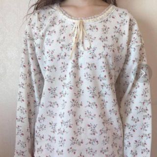 ワンアフターアナザーナイスクラップ(one after another NICE CLAUP)のpetite by NICE CLAUP サーマルトップス　いちご柄(Tシャツ(長袖/七分))