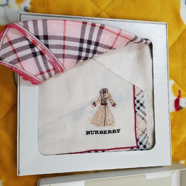 BURBERRY(バーバリー)の新品未使用　BURBERRYハンカチ２枚セット女性用 レディースのファッション小物(ハンカチ)の商品写真