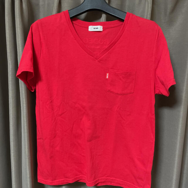 RODEO CROWNS WIDE BOWL(ロデオクラウンズワイドボウル)のTシャツ　ロデオクラウンズ　レッド　Ｖネック レディースのトップス(Tシャツ(半袖/袖なし))の商品写真