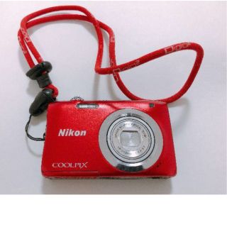 ニコン(Nikon)の【デジカメ】NIKON COOLPIX A100 レッド(コンパクトデジタルカメラ)