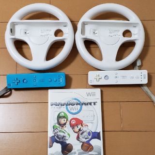 ウィー(Wii)のWii コントローラーハンドル２つとマリオカートセット(家庭用ゲーム機本体)