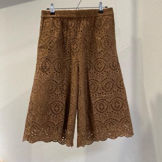 スローブイエナ(SLOBE IENA)のIENASLOBE カットワークレースパンツ　刺繍ガウチョパンツ(カジュアルパンツ)