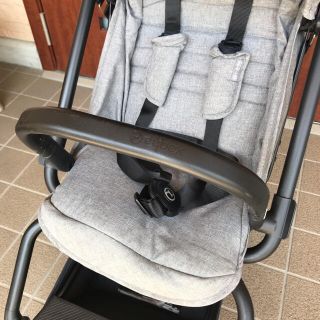 cybex - 限定値下 サイベックス EEZY S本体+バンパーバー+カップ