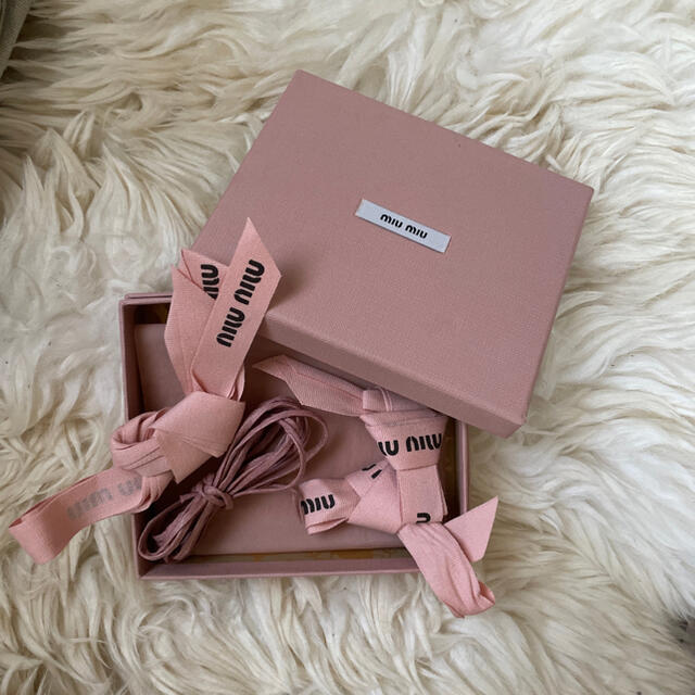 miumiu(ミュウミュウ)のmiu miu 化粧箱&リボン レディースのバッグ(ショップ袋)の商品写真