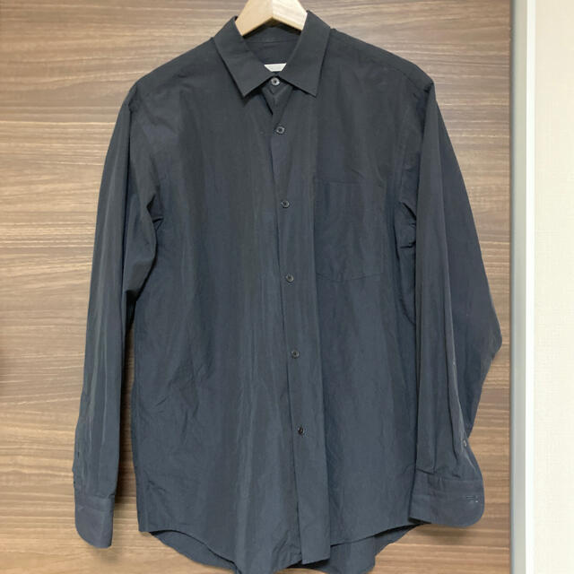 comoliシャツ　navyトップス