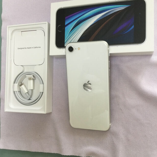 iPhone(アイフォーン)のiPhone SE2 64GB ホワイト au スマホ/家電/カメラのスマートフォン/携帯電話(スマートフォン本体)の商品写真