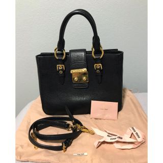 ミュウミュウ(miumiu)のMIUMIU ブラック　2way ハンドバッグ ショルダーバッグ(ハンドバッグ)