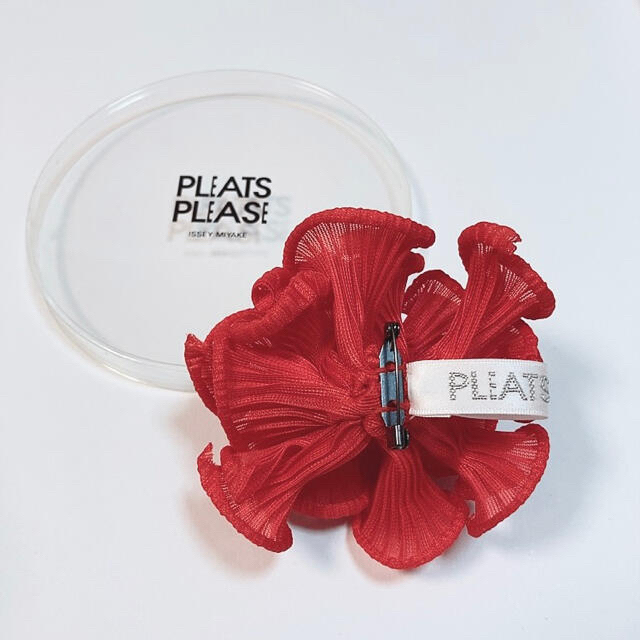 PLEATS PLEASE ISSEY MIYAKE(プリーツプリーズイッセイミヤケ)の自己紹介👀✅激レア コサージュ(紅)イッセイミヤケプリーツプリーズ正規品 レディースのアクセサリー(ブローチ/コサージュ)の商品写真