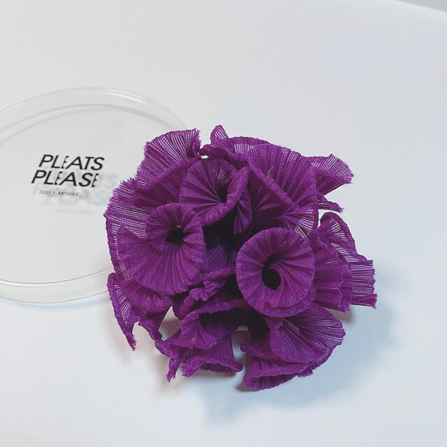 PLEATS PLEASE ISSEY MIYAKE(プリーツプリーズイッセイミヤケ)の激レア コサージュ(紫) イッセイミヤケ  プリーツプリーズ 正規品 レディースのアクセサリー(ブローチ/コサージュ)の商品写真