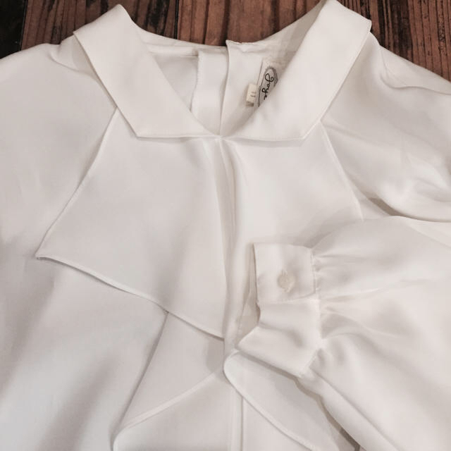 Santa Monica(サンタモニカ)のused 白のリボンとボリューム袖ブラウス レディースのトップス(シャツ/ブラウス(長袖/七分))の商品写真