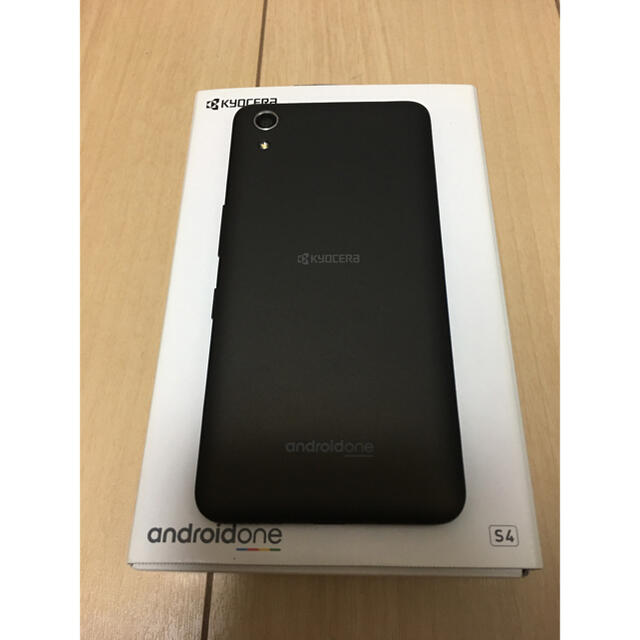 京セラ(キョウセラ)のワイモバイル Android One S4 ブラウンブラック スマホ/家電/カメラのスマートフォン/携帯電話(スマートフォン本体)の商品写真