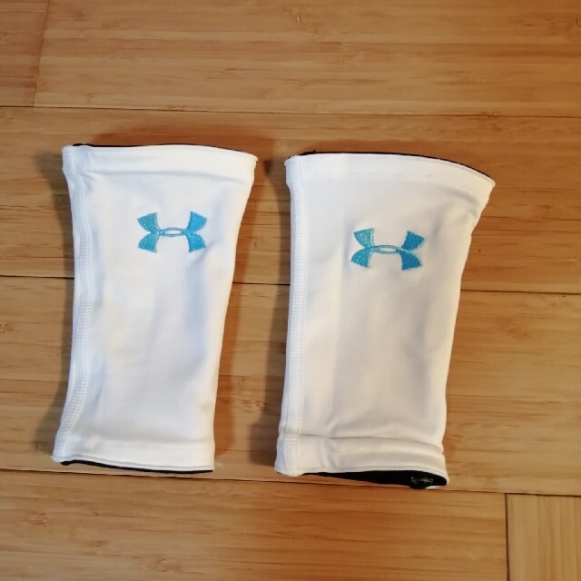 UNDER ARMOUR(アンダーアーマー)のアンダーアーマー　アームカバー　黒/白　リバーシブル メンズのメンズ その他(その他)の商品写真