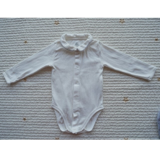 PETIT BATEAU(プチバトー)の【美品】プチバトー 長袖 衿つきボディ肌着 2枚セット 男の子 12m/74cm キッズ/ベビー/マタニティのベビー服(~85cm)(肌着/下着)の商品写真