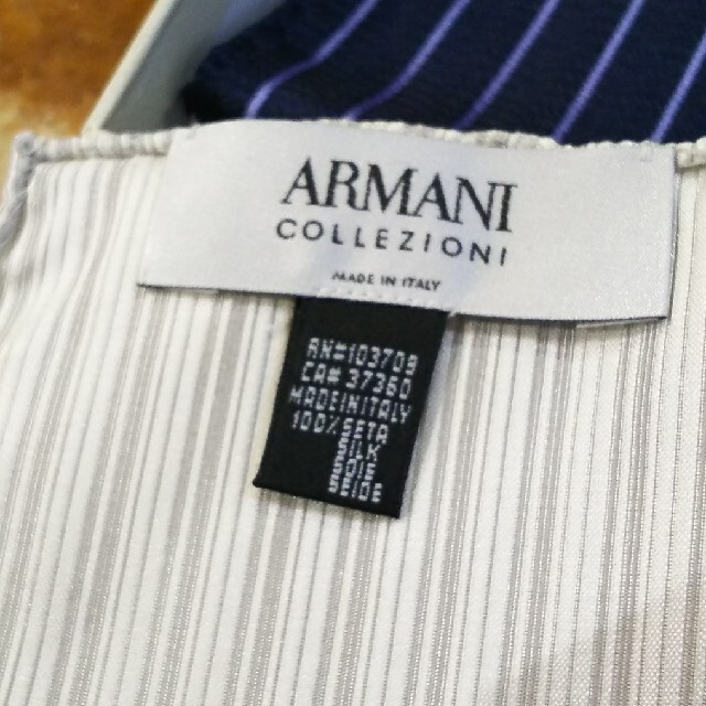 ARMANI COLLEZIONI(アルマーニ コレツィオーニ)の未使用☆ARMANI COLLEZIONI ポケットチーフ2枚セット メンズのファッション小物(ハンカチ/ポケットチーフ)の商品写真