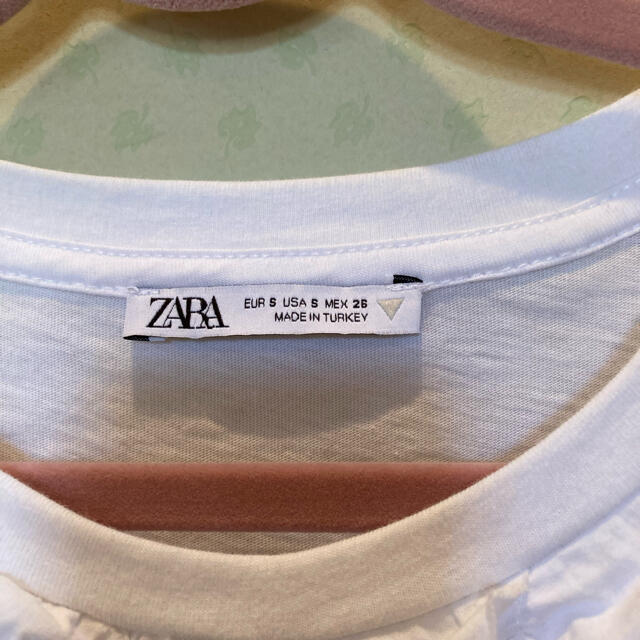 ZARA(ザラ)のZARA  フリル付き　白Tシャツ レディースのトップス(Tシャツ(半袖/袖なし))の商品写真