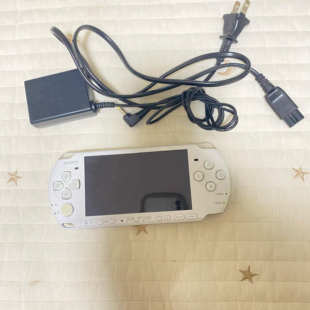 PlayStation Portable(プレイステーションポータブル)のPSP本体 充電器付き エンタメ/ホビーのゲームソフト/ゲーム機本体(家庭用ゲーム機本体)の商品写真