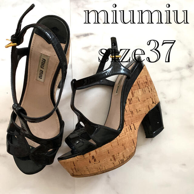 miumiuエナメルウェッジソールサンダル