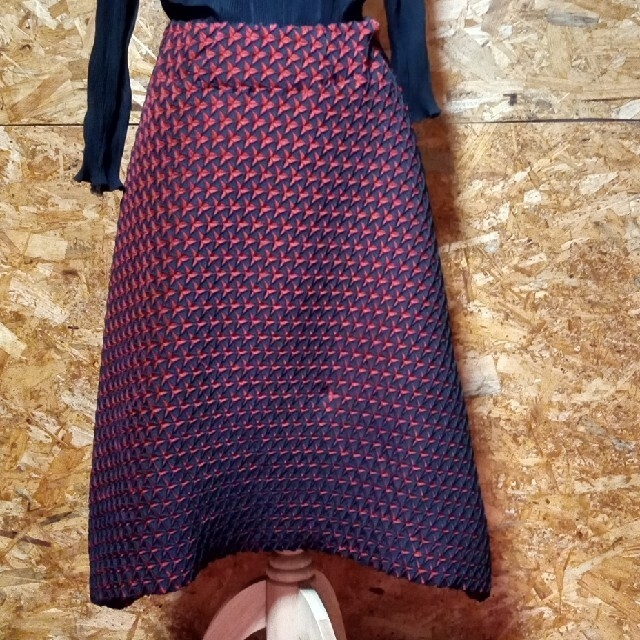 ISSEY MIYAKE(イッセイミヤケ)のイッセイミヤケスカート レディースのスカート(ひざ丈スカート)の商品写真