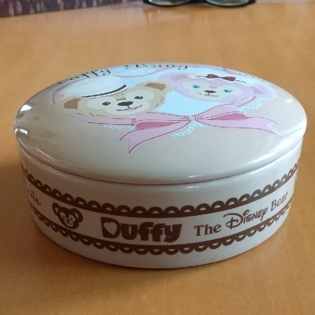 Disney(ディズニー)の【お値下げ】ディズニー ダッフィー 陶器製小物入れ エンタメ/ホビーのおもちゃ/ぬいぐるみ(キャラクターグッズ)の商品写真