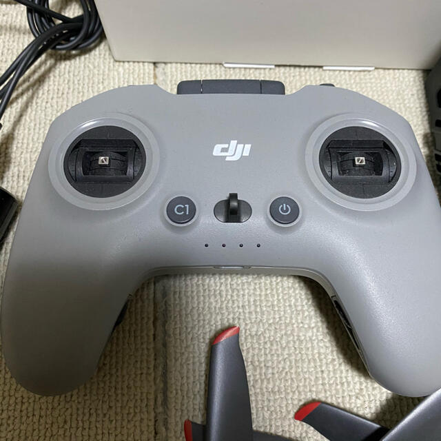 【美品】DJI FPV ドローン 4Kカメラ　モーションコントローラー付き エンタメ/ホビーのおもちゃ/ぬいぐるみ(ホビーラジコン)の商品写真