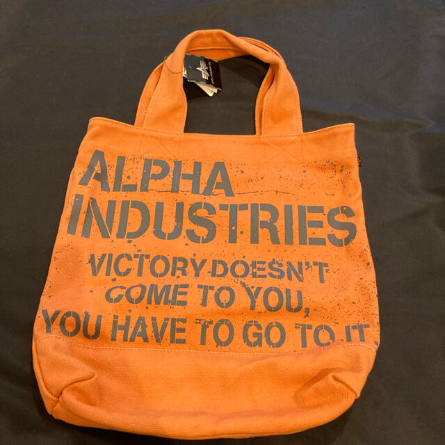 ALPHA INDUSTRIES(アルファインダストリーズ)のアルファインダストリーズ トートバッグ オレンジ 縦約39cm×横約35cm メンズのバッグ(トートバッグ)の商品写真