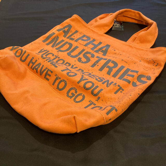 ALPHA INDUSTRIES(アルファインダストリーズ)のアルファインダストリーズ トートバッグ オレンジ 縦約39cm×横約35cm メンズのバッグ(トートバッグ)の商品写真