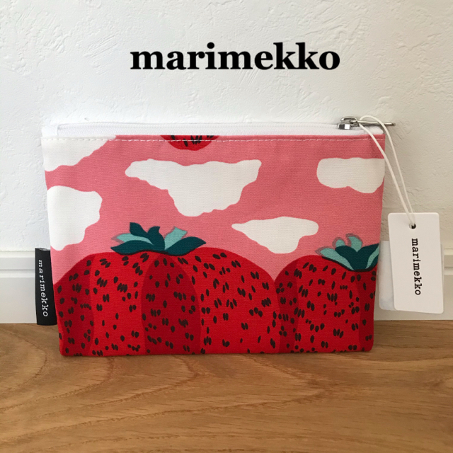 marimekko(マリメッコ)のmarimekko マリメッコ マンシッカヴォレット ポーチ いちごの山 レディースのファッション小物(ポーチ)の商品写真
