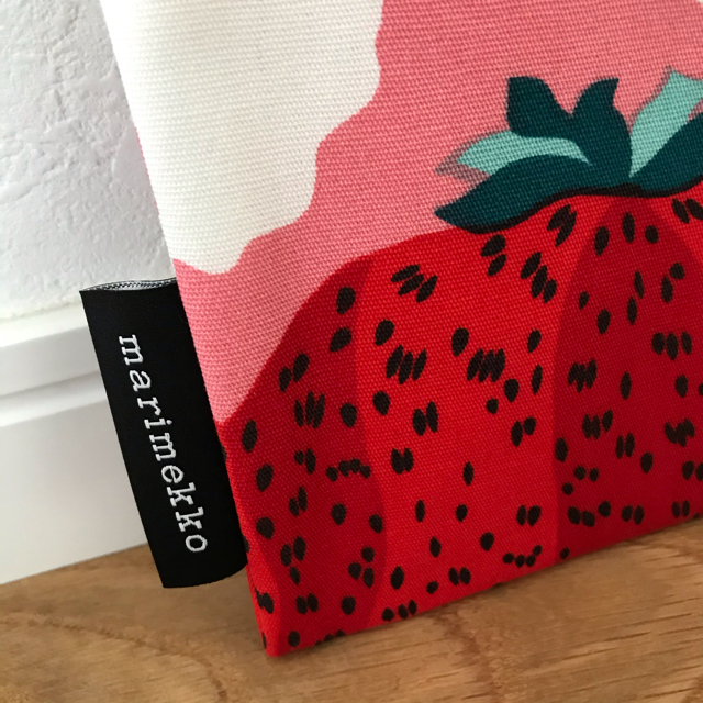 marimekko(マリメッコ)のmarimekko マリメッコ マンシッカヴォレット ポーチ いちごの山 レディースのファッション小物(ポーチ)の商品写真