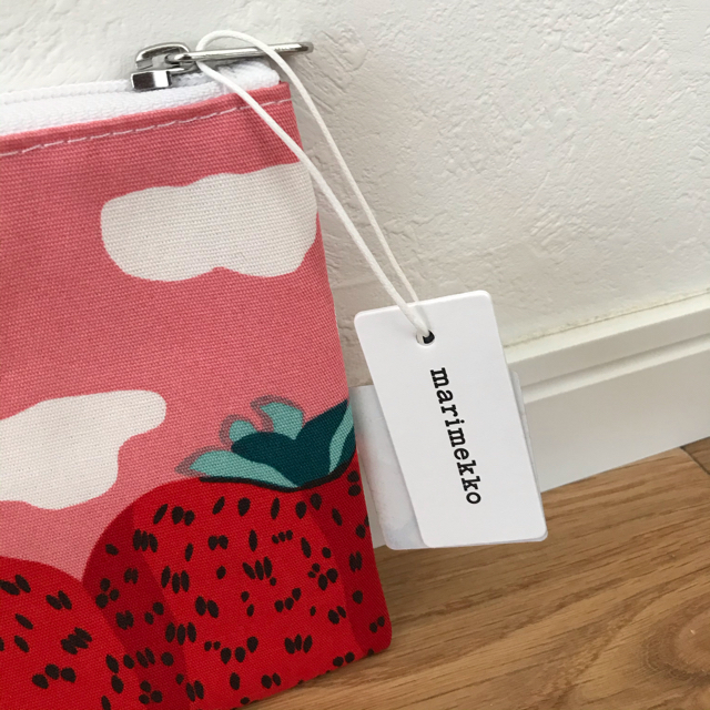 marimekko(マリメッコ)のmarimekko マリメッコ マンシッカヴォレット ポーチ いちごの山 レディースのファッション小物(ポーチ)の商品写真