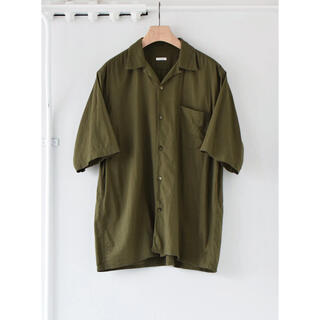 コモリ(COMOLI)のCOMOLI 21SS新作ベタシャンオープンカラーシャツ オリーブサイズ4 新品(シャツ)