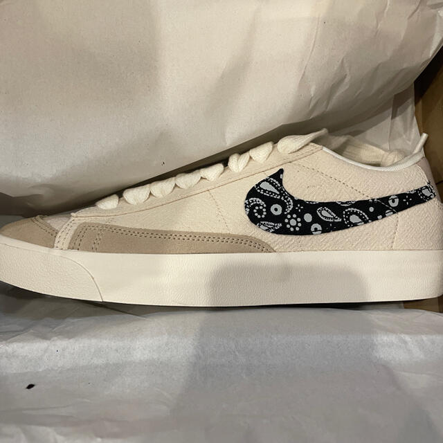 NIKE(ナイキ)の定価以下 NIKE BLAZER LOW '77 ペイズリー メンズの靴/シューズ(スニーカー)の商品写真