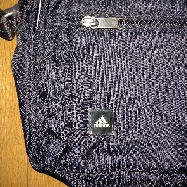 adidas(アディダス)のadidas／ショルダーバッグ／23cm×30 cm×6cm メンズのバッグ(ショルダーバッグ)の商品写真