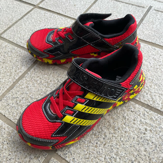 adidas(アディダス)のアディダス  キッス キッズ/ベビー/マタニティのキッズ靴/シューズ(15cm~)(スニーカー)の商品写真