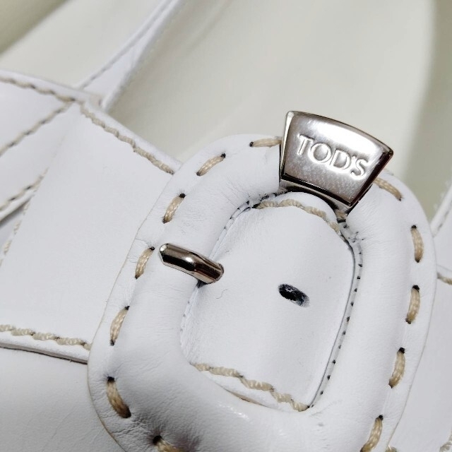 TOD'S(トッズ)のTOD's (トッズ) フラットパンプス　バレエシューズ　ホワイト レディースの靴/シューズ(バレエシューズ)の商品写真