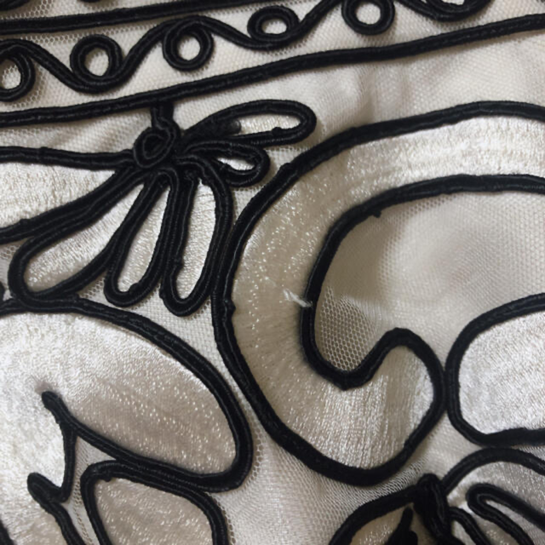 GRACE CONTINENTAL(グレースコンチネンタル)のグレースコンチネンタル　コード刺繍フレアワンピース　ドレス　膝丈　s m レディースのフォーマル/ドレス(ミディアムドレス)の商品写真