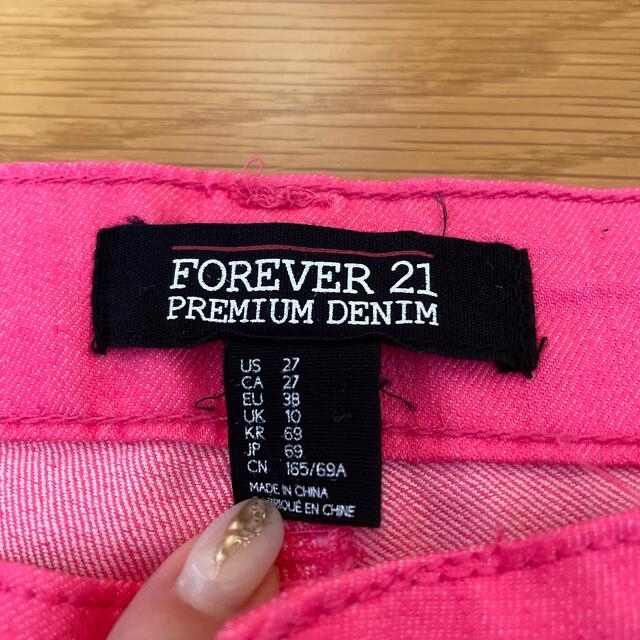 FOREVER 21(フォーエバートゥエンティーワン)のデニムパンツ　ピンク レディースのパンツ(カジュアルパンツ)の商品写真